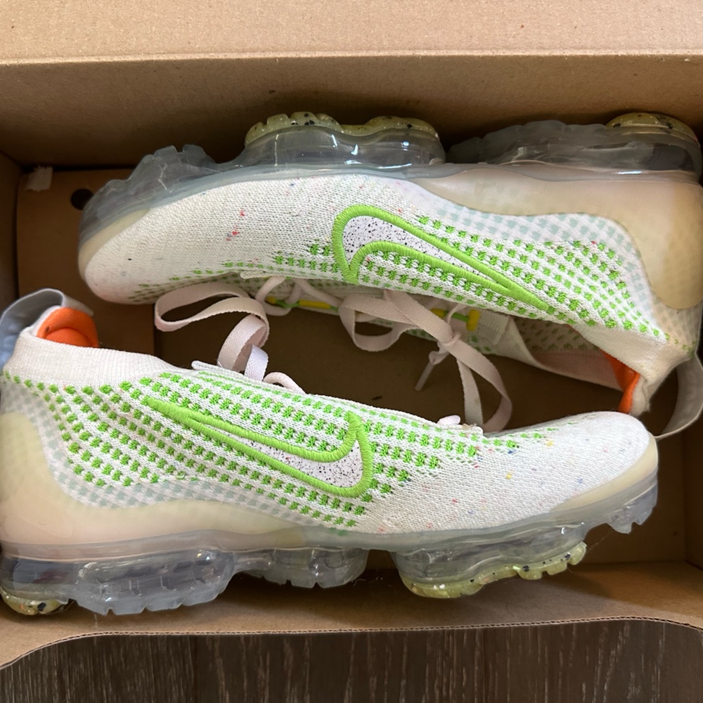 Nike Air Sneakers VAPORMAX 2021 FK White/Green Size 6, Never Worn